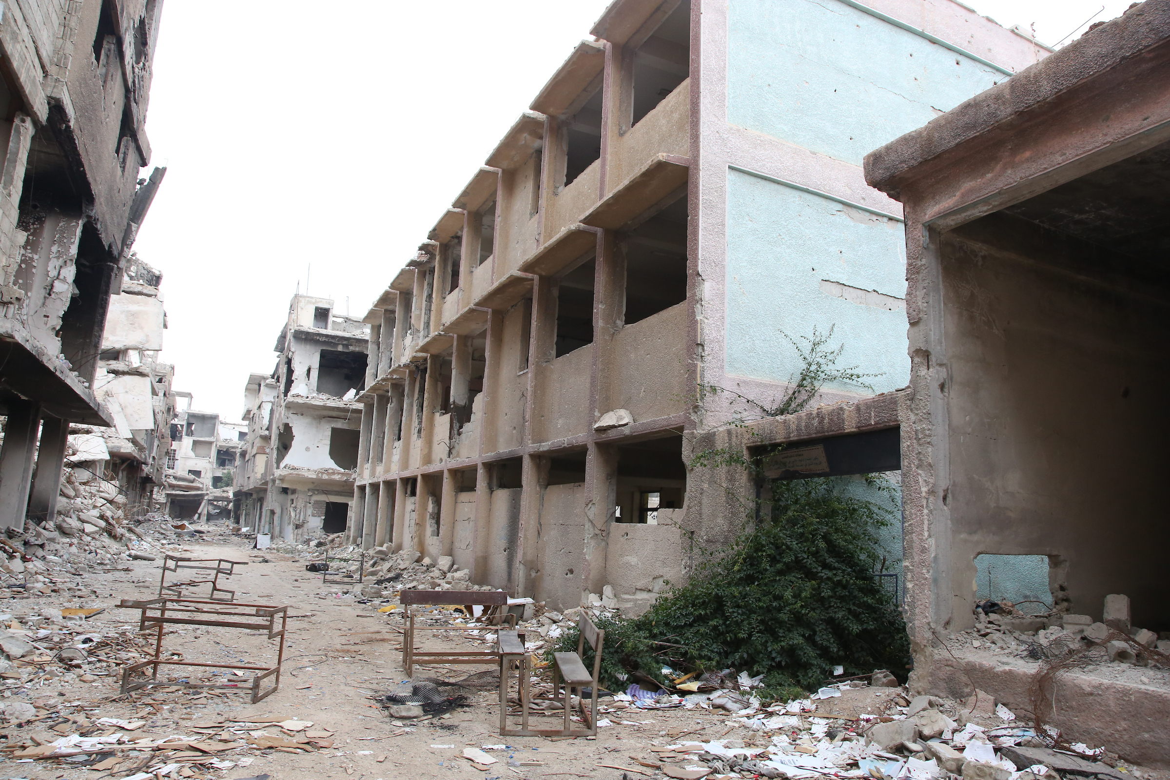 UN IMPACTO DE METRALLA CAUSA DAÑOS EN LA ESCUELA DE UNRWA EN HOMS, SIRIA