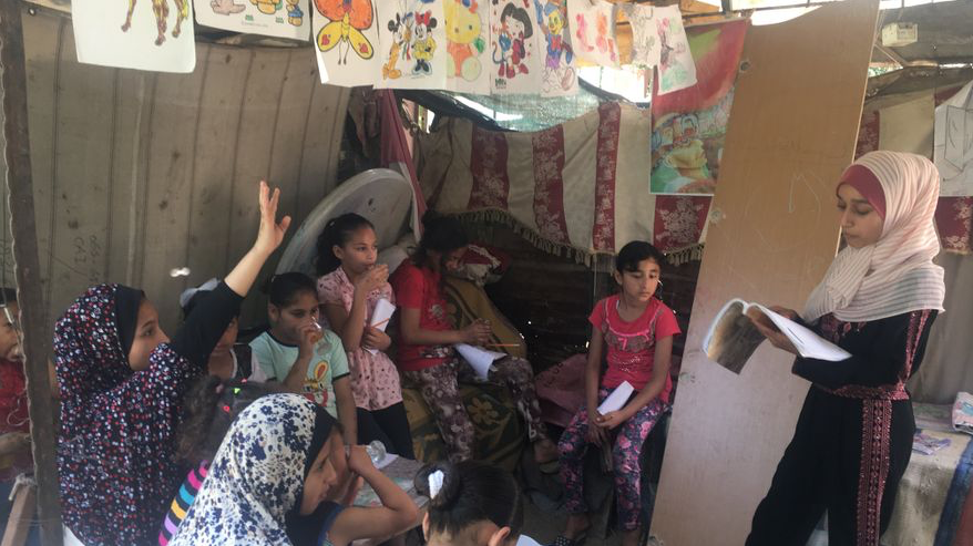 Fajir, la niña gazatí que se convirtió en maestra durante la COVID-19